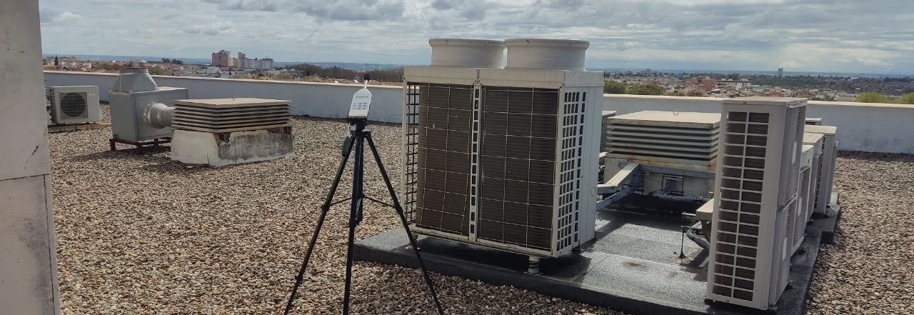 Ingeniero realizando mediciones acústicas con sonómetro profesional